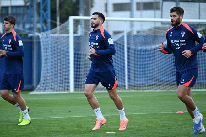 捷克后卫打破僵局，帮助球队连胜